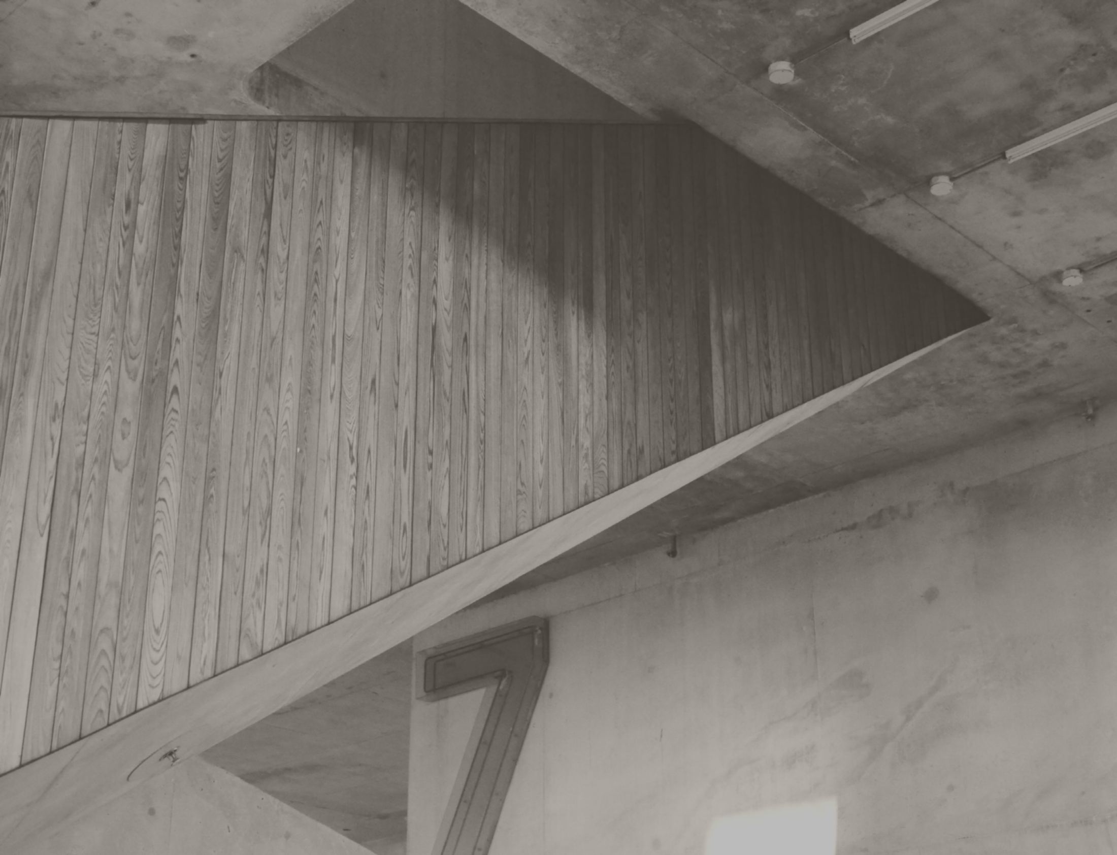 Vorher: Holzverkleidung einer Treppe