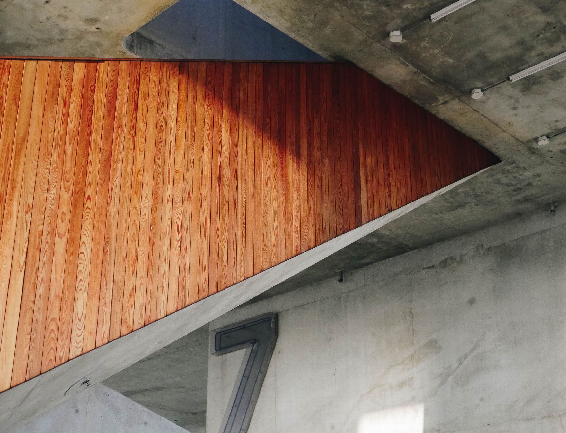 Holztreppe mit Wangenverkleidung